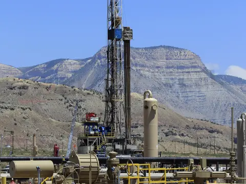 Drilling equipment pipelines