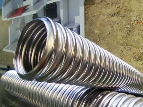 Regular and uniform surface ripples