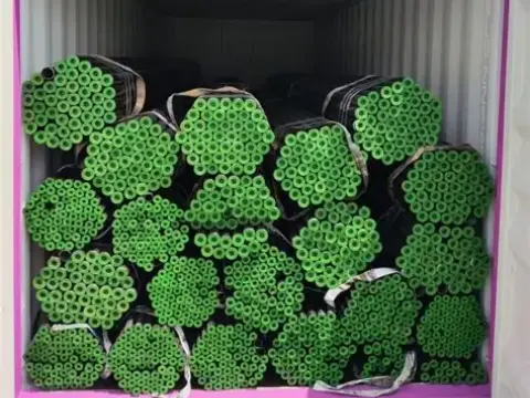 Small-Diameter API 5L Gr.B Pipes Loaded into Containers